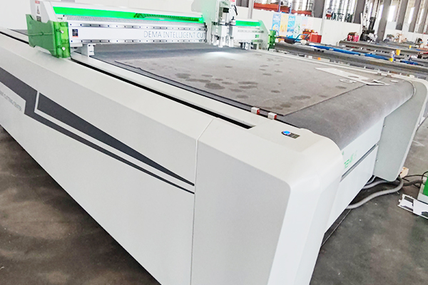 得馬F11高速裁切機(jī)