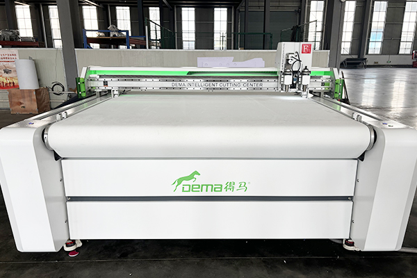 得馬F11高速裁切機(jī)