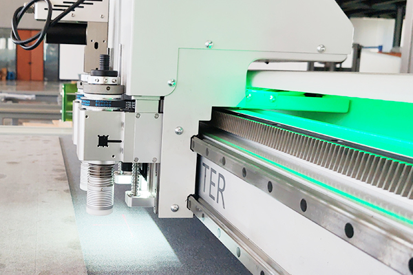 得馬高速裁切機(jī)側(cè)面